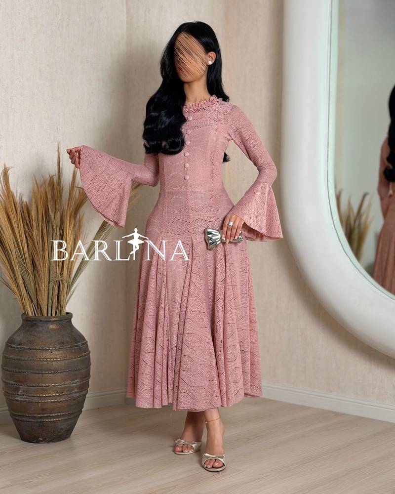 Feminine lace midi dress with a wide design
