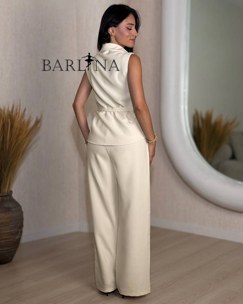 Elegant formal suit with a smooth cut and side details