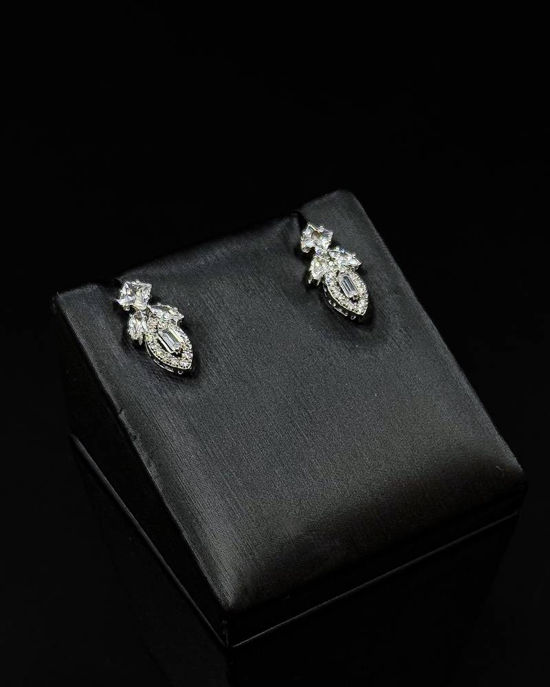 Elegant accessory set with a delicate center pendant