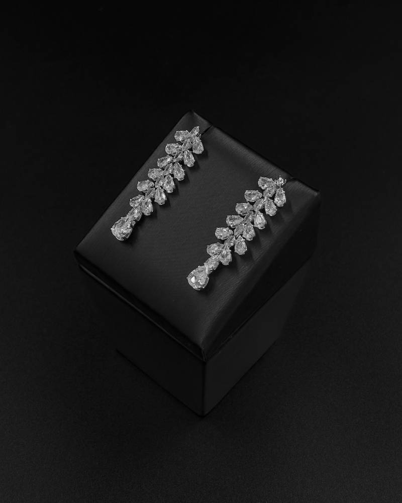 Accessory set with gradient details and a dangling touch