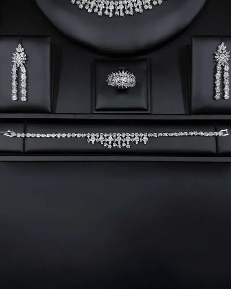 Double-layered accessory set with a dangling design