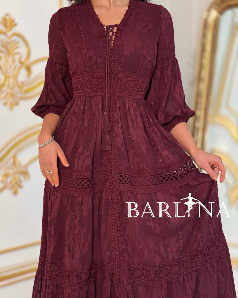 A burgundy dress with a comfortable fit and delicate details.