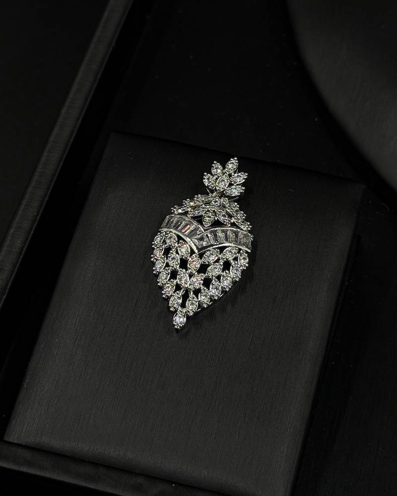 Accessory set with geometric details and graduated stones