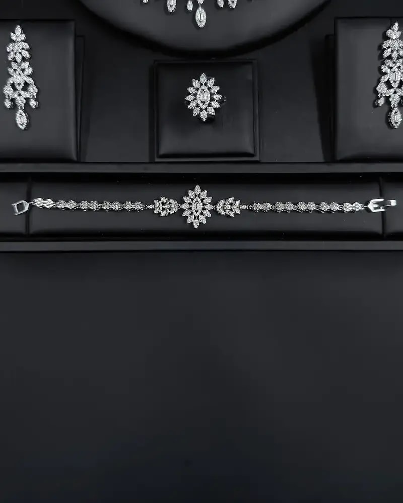 Accessory set with delicate cascading pendants