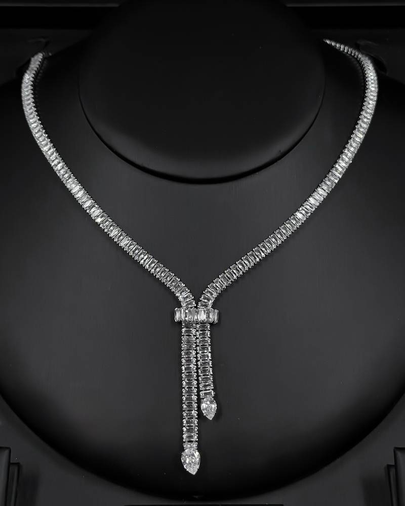 Elegant accessory set with a flowing pendant necklace