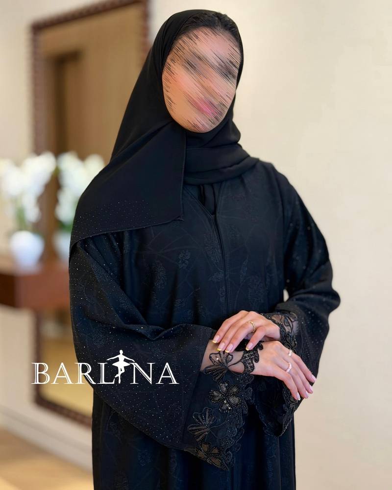 عباية سوادء بأكمام مزينة ‏بفصوص صغيرة