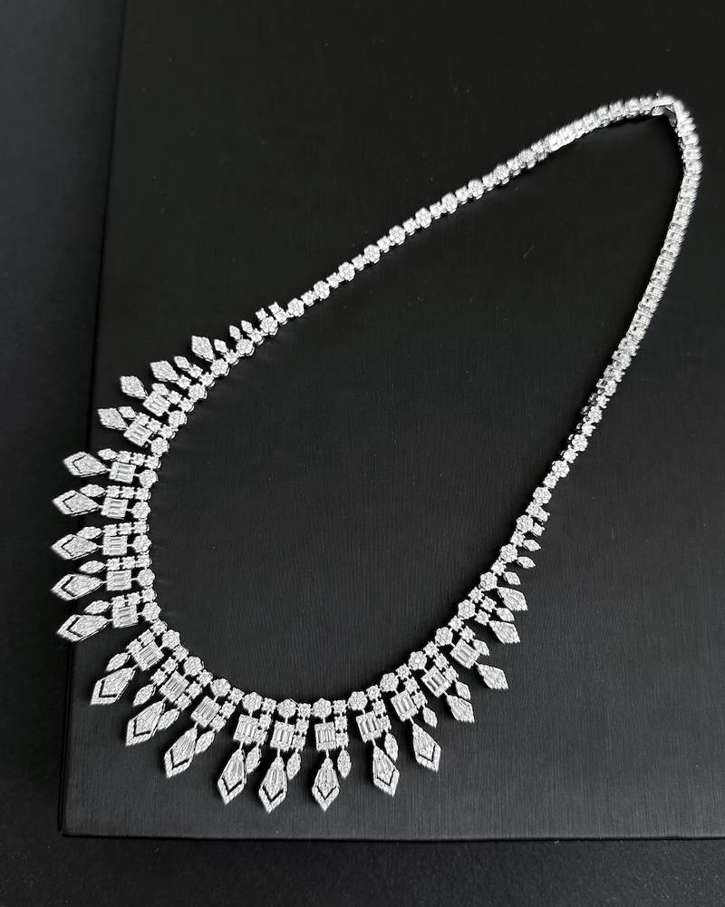 Luxurious accessory set with geometric details