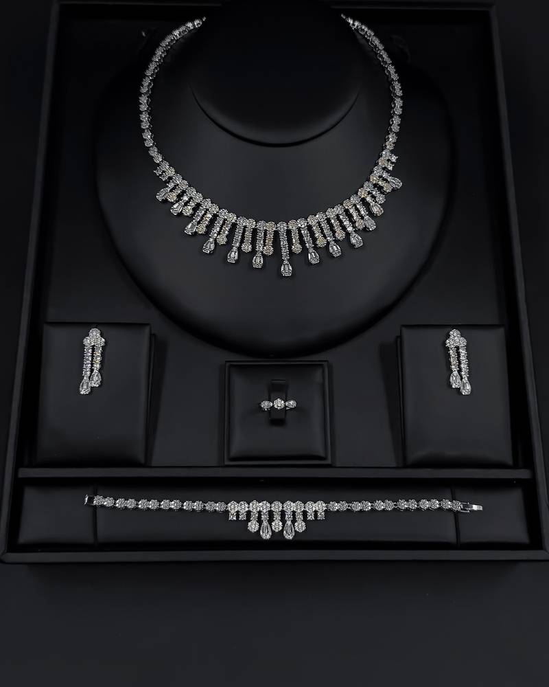 Accessory set with an elegant necklace and dangling details