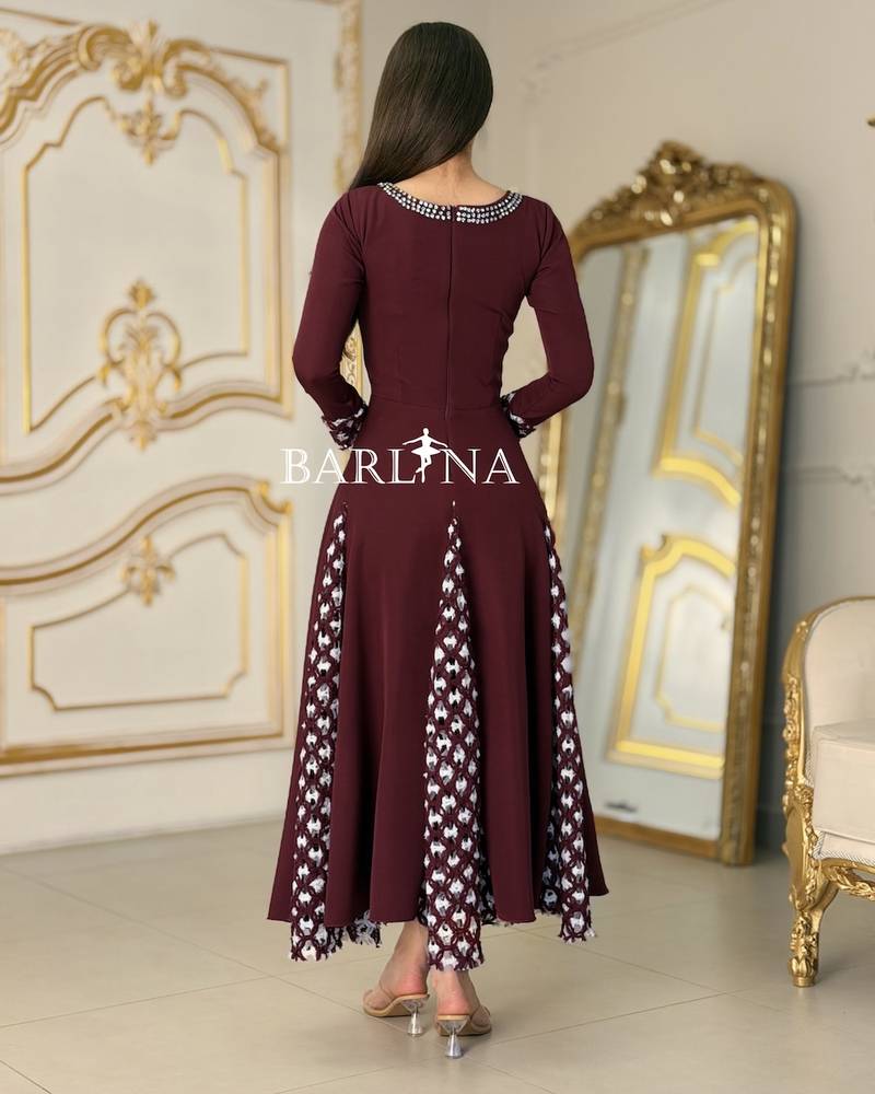 فستان عودي مزين بالكريستال حول الرقبة