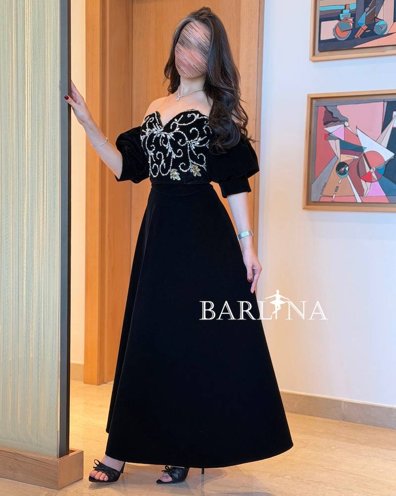 Black velvet set with a bodice embroidered with shimmering details