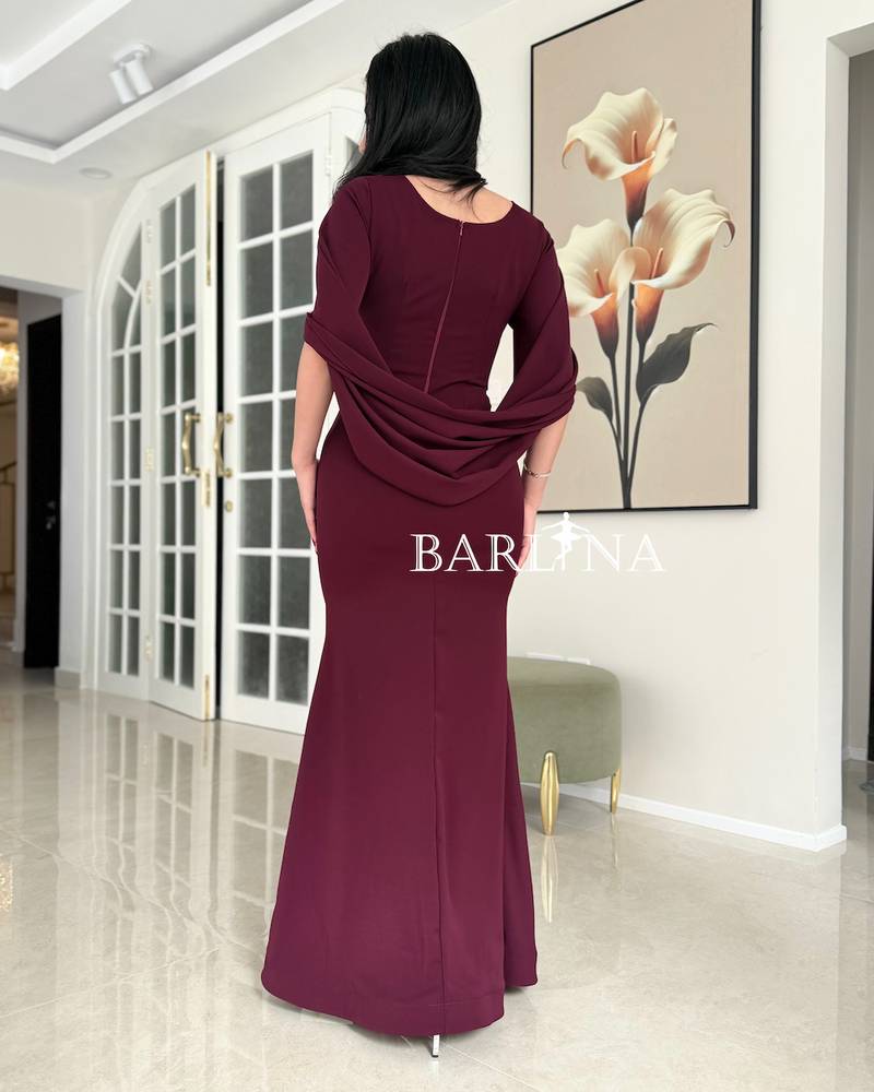Long burgundy dress with open sleeves, soft