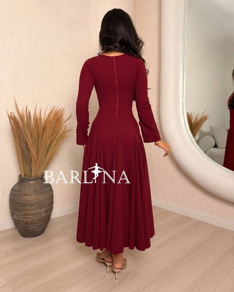 Elegant burgundy midi dress with long sleeves