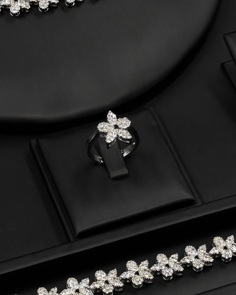A delicate floral design accessory set