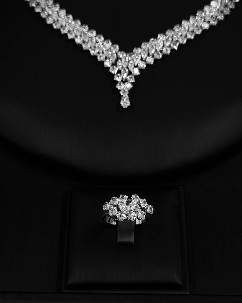 Accessory set culminating in an elegant centerpiece