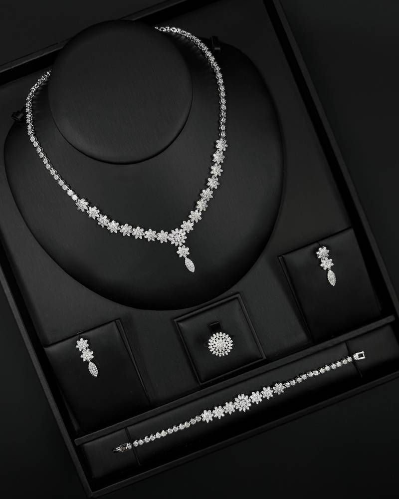 Women's accessory set with sparkling flowers