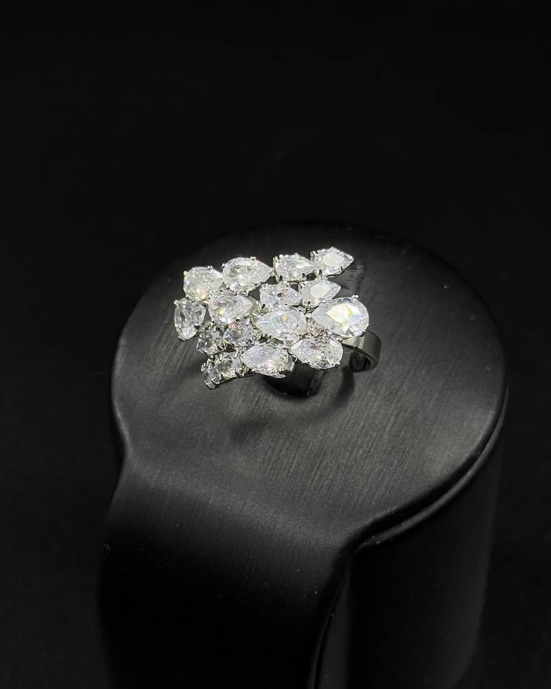 Stylish accessory set with an open front design