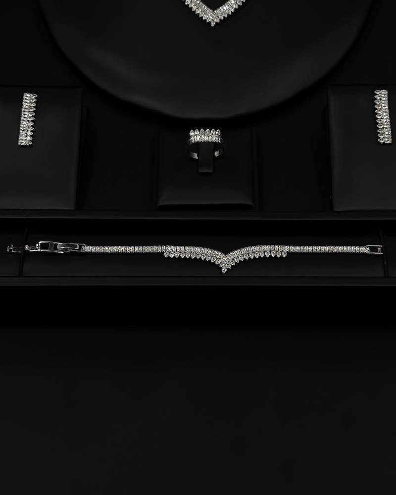 An accessory set with an elegant design and smooth lines.