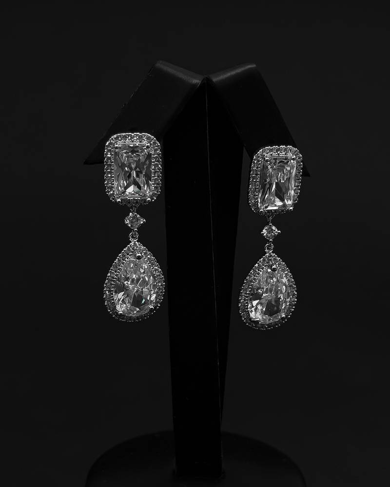 Luxurious earrings with an elegant dangling design