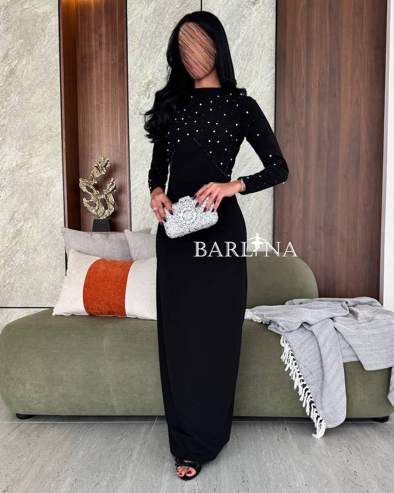 فستان أسود ساتر مرصع بحبات كريستالية