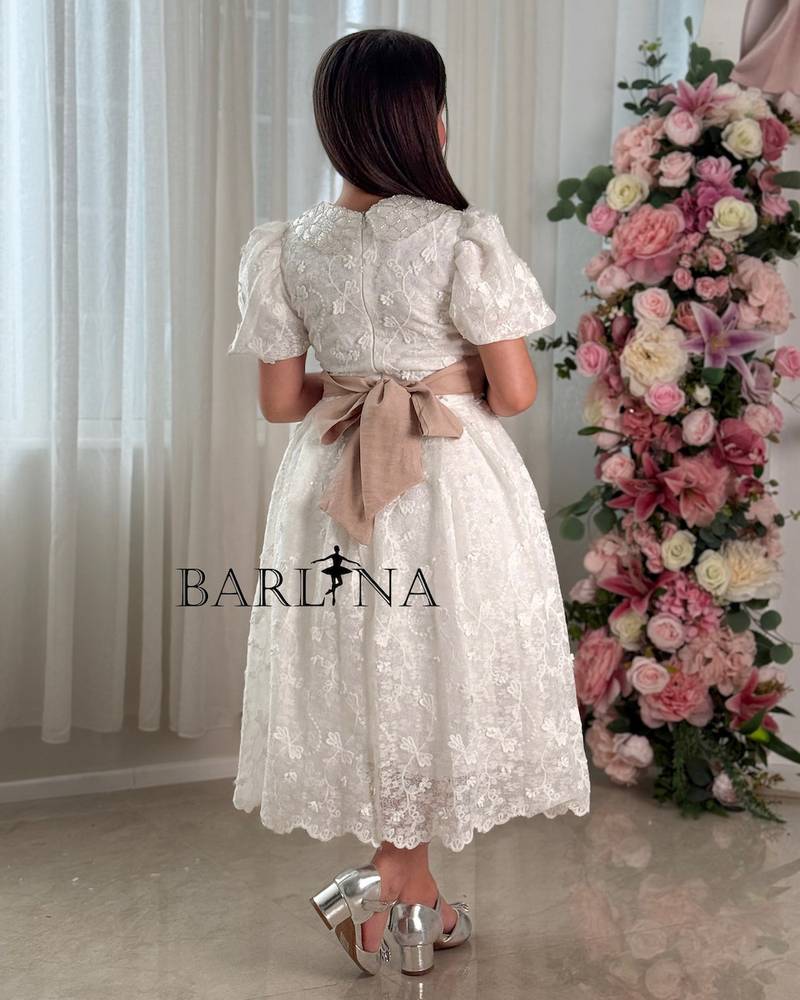 Girls' dress, classic design with puffed sleeves