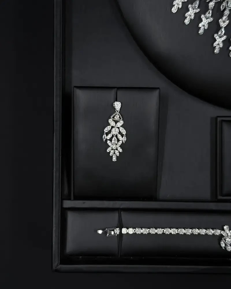 Sparkling accessory set with floral pendants