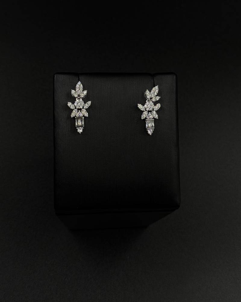 Accessory set with scattered leaf-shaped stones