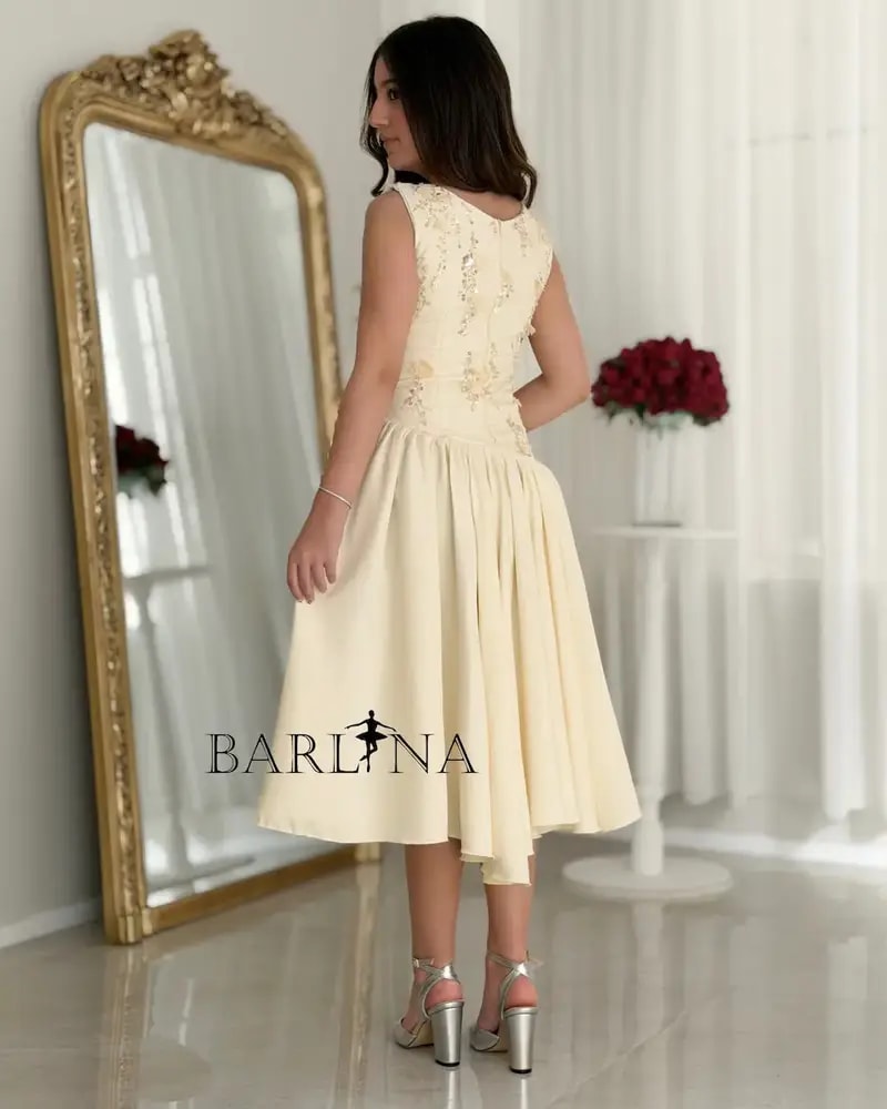 The confusing age dress off-white with delicate embroidery