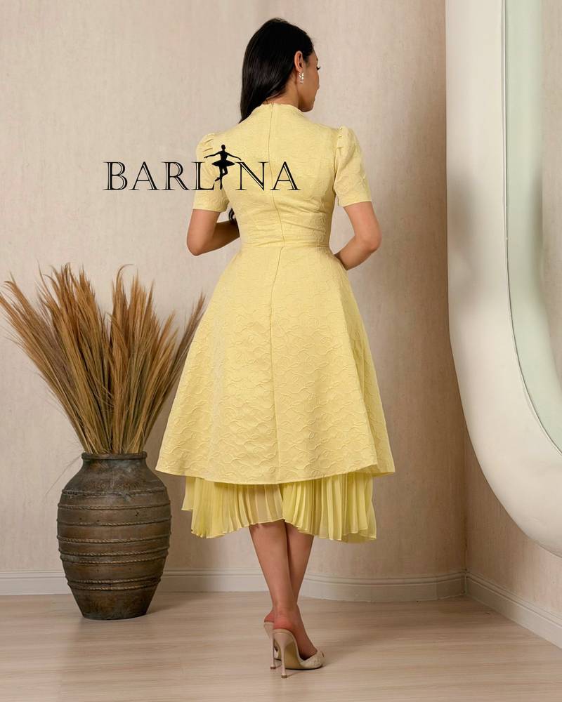 Elegant midi dress in a soft yellow color