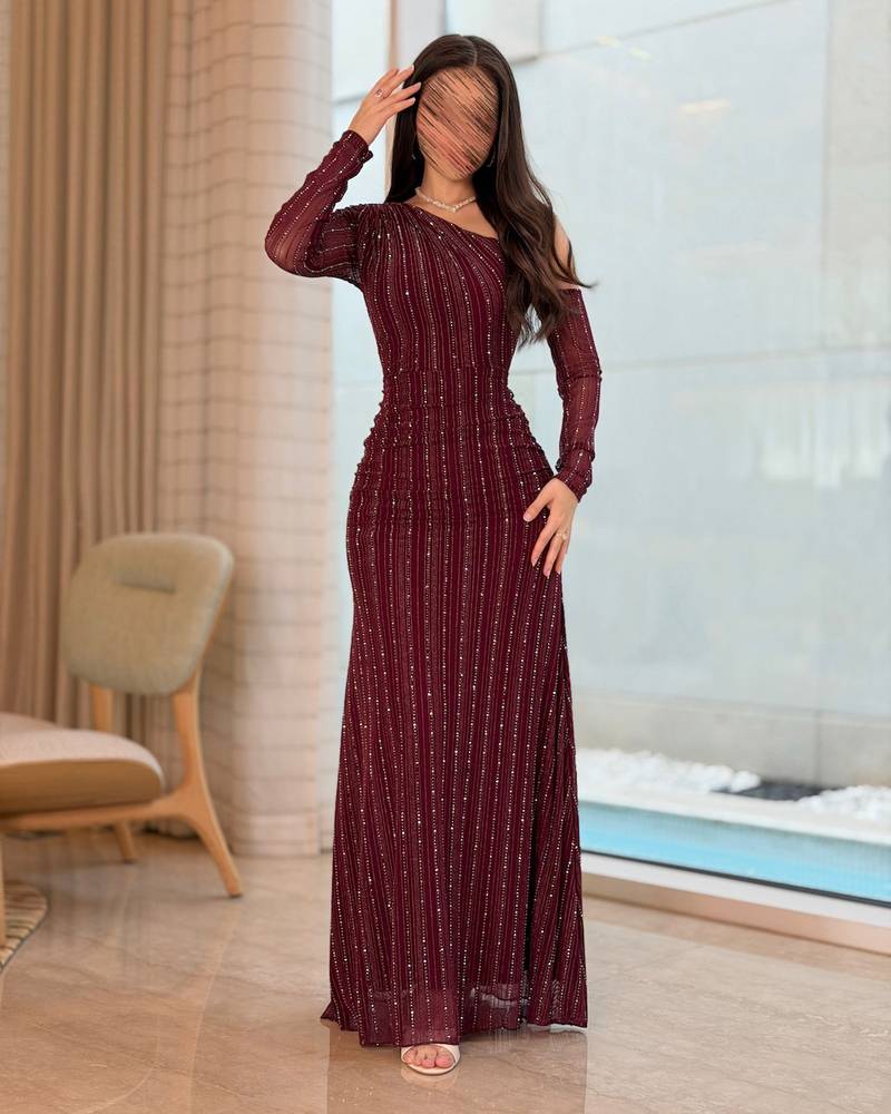 فستان سهرة خمري مزين بخطوط لامعة