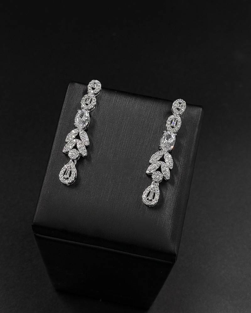 Accessory set with soft details and dangling stones