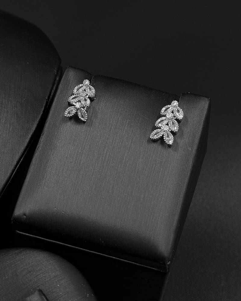 Silver accessory set in the shape of interlocking leaves