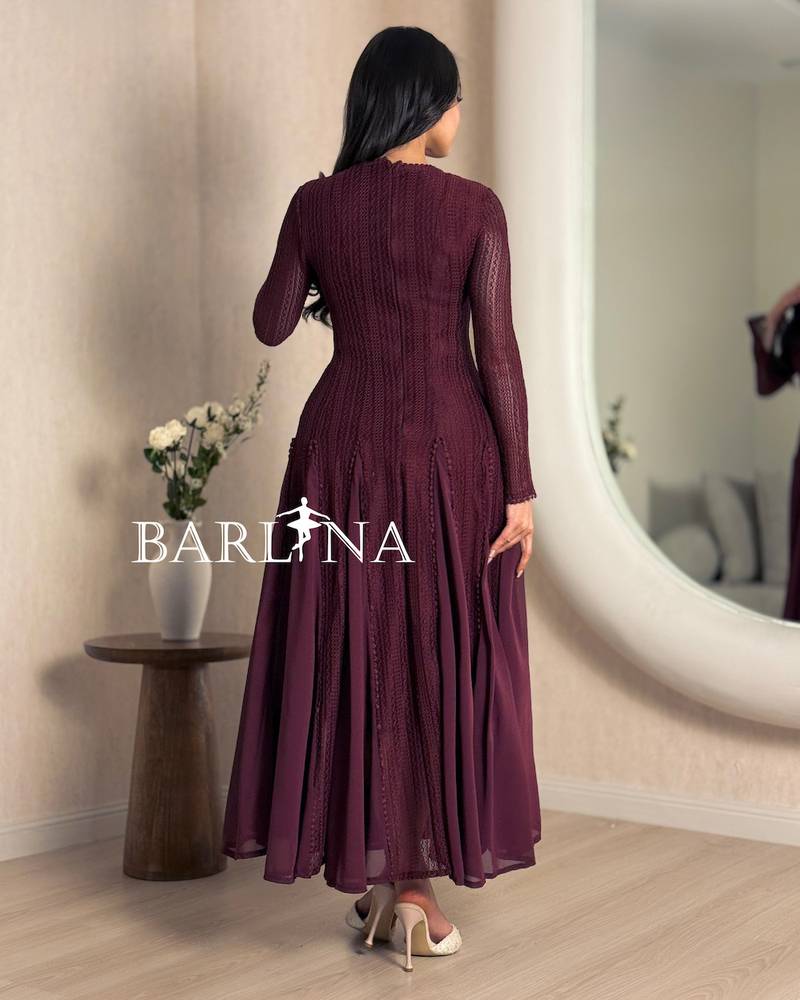 Long-sleeved dress with a wide flared cut