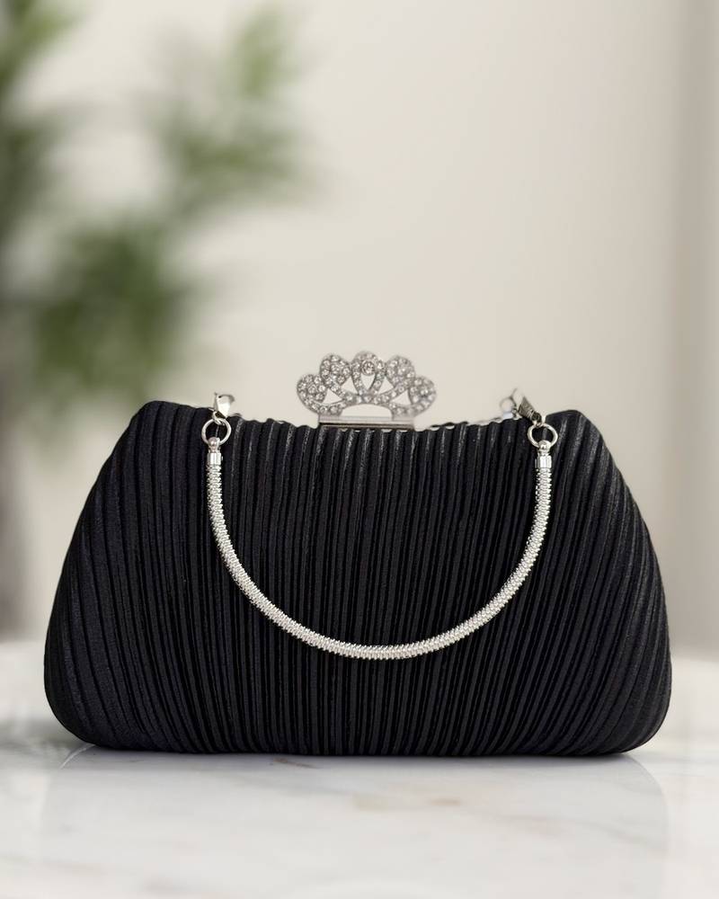Handbag decorated with a crown-shaped top closure