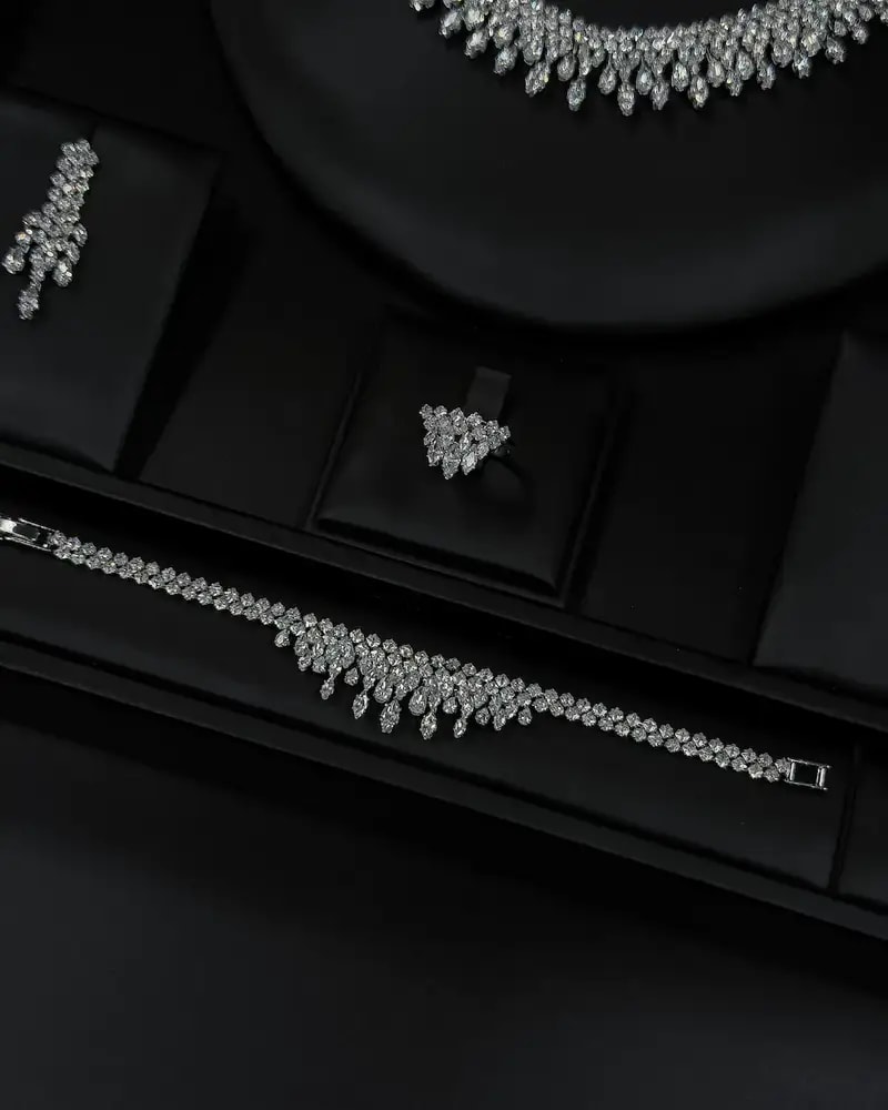 Stylish accessory set with a harmonious design