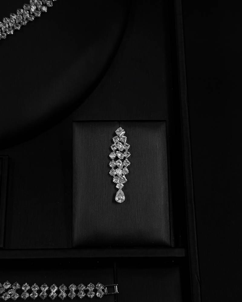 Accessory set culminating in an elegant centerpiece