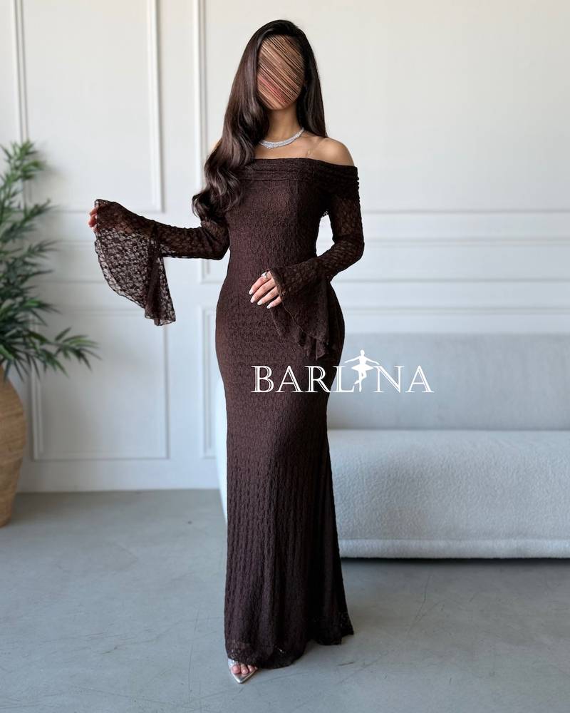 Brown lace dress with wide-sleeved cuffs