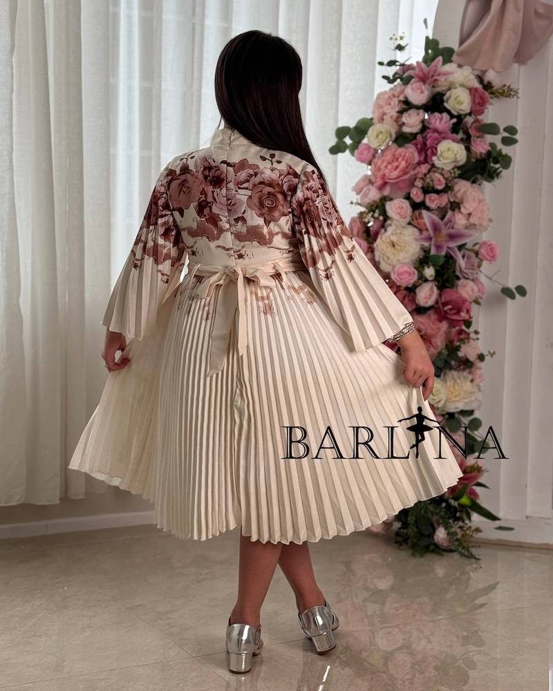 Girls' dress with a floral print and full pleats