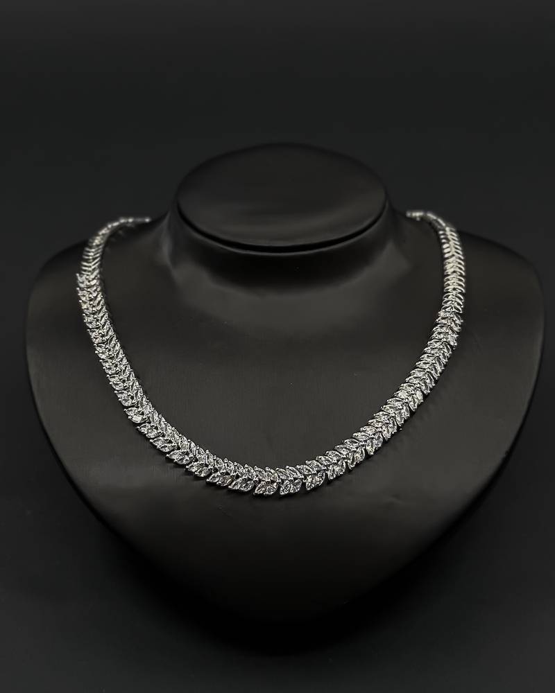 Graduated leaf necklace set