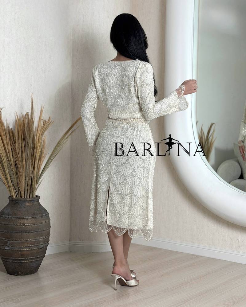 Elegant set with delicate embroidery and soft shimmer