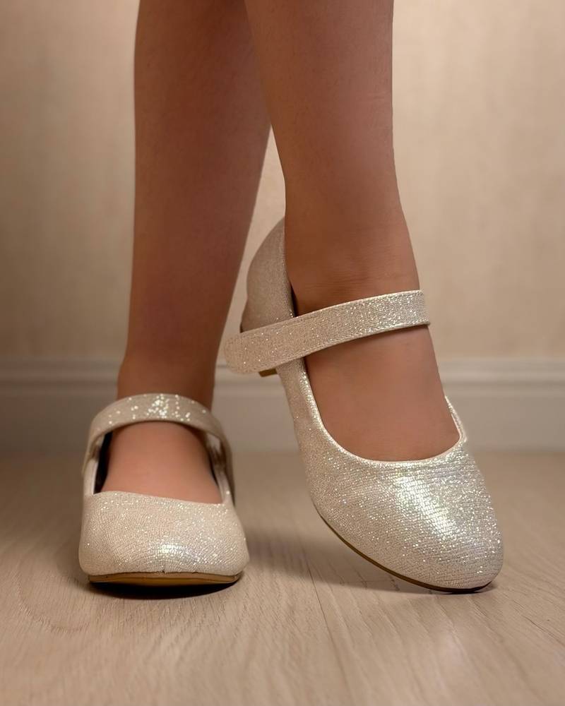 Girls' shoes with a low heel and shiny material