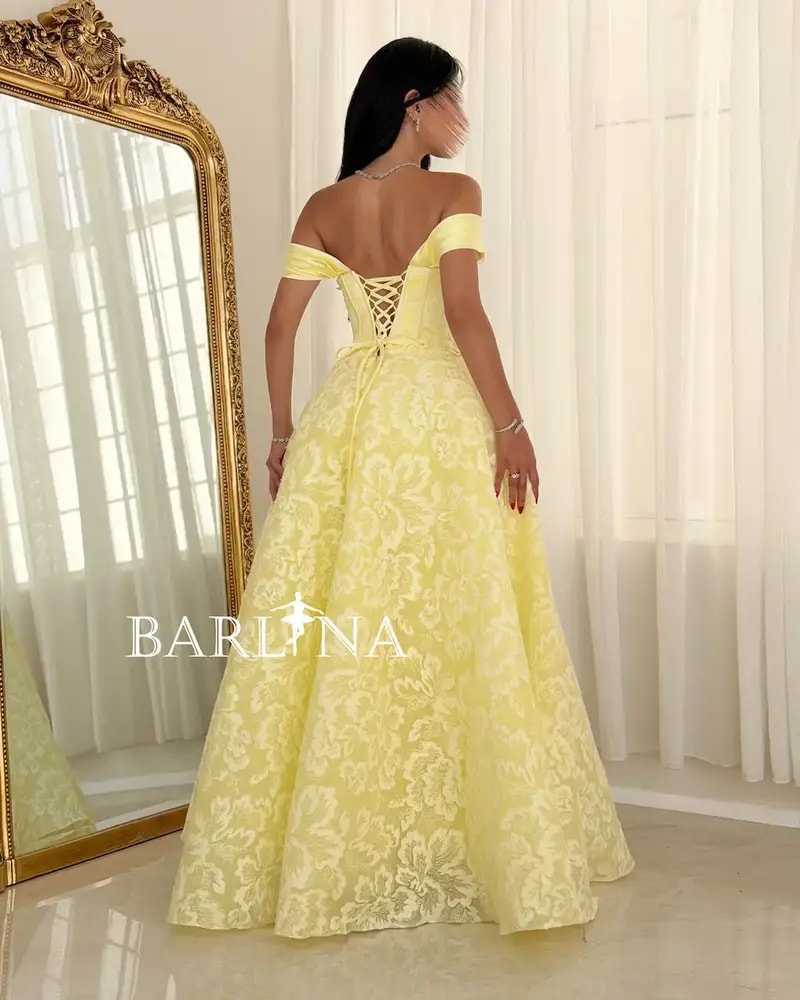 Yellow evening dress embroidered with elegant lace