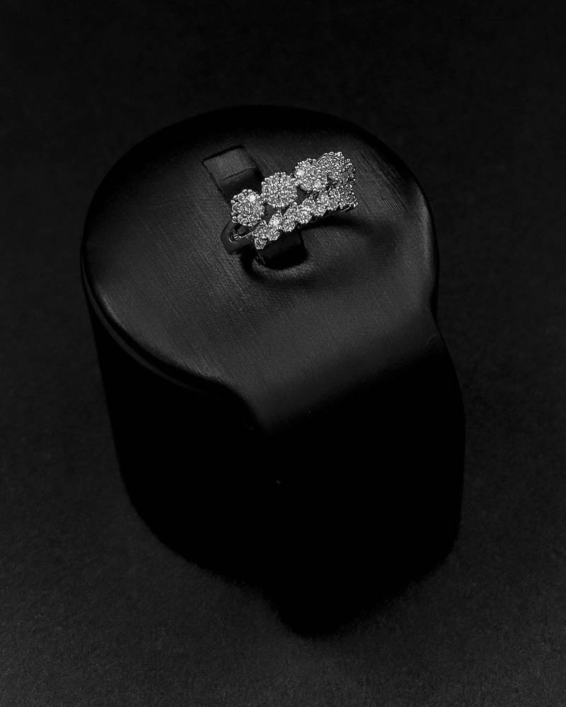 Elegant accessory set with an interlocking design