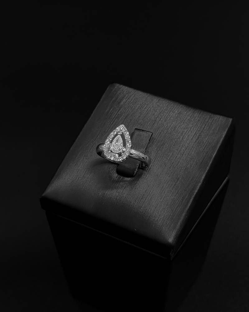 Elegant accessory set with a dangling teardrop pendant
