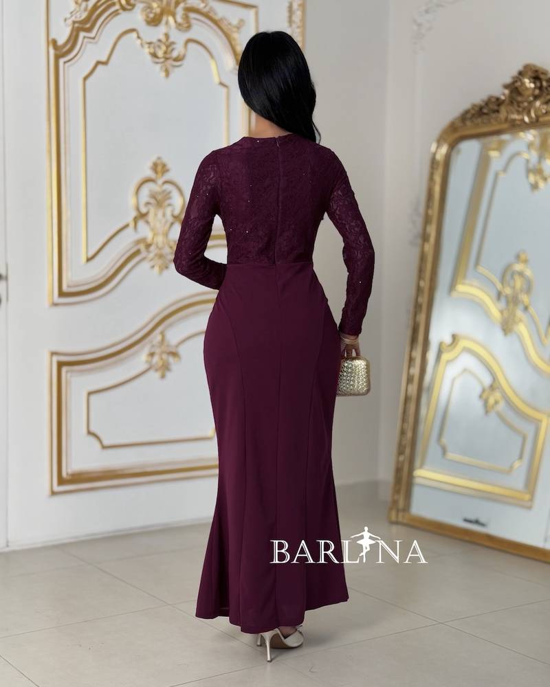 Long burgundy dress with a feminine cut
