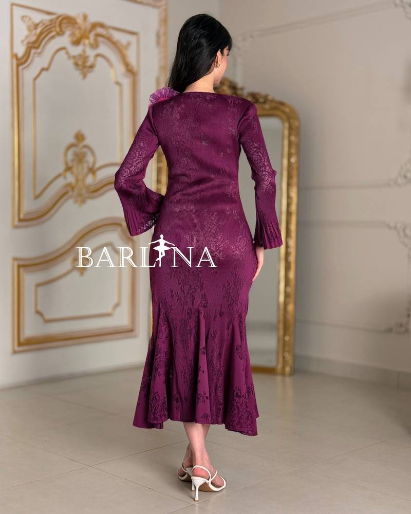 Mermaid-style dress with a rose on the shoulder