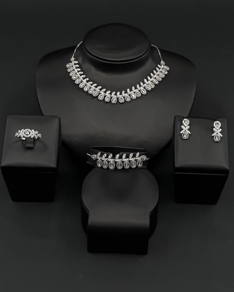 Elegant accessory set inspired by the shape of leaves