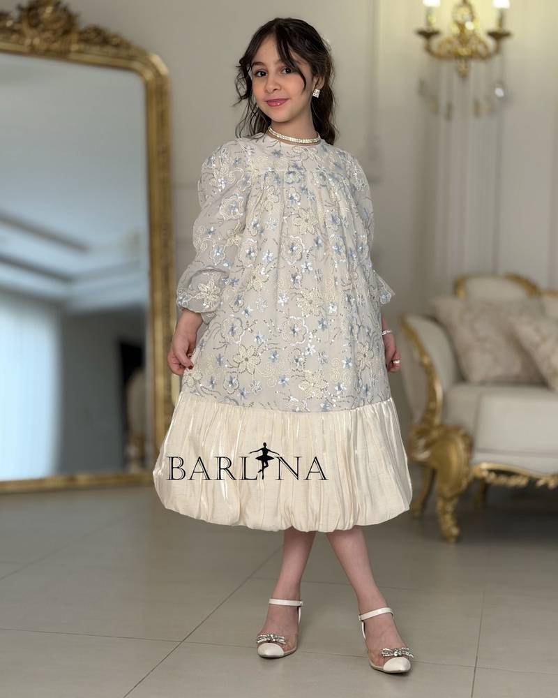 Girls' dress with a loose design and sparkly embroidery
