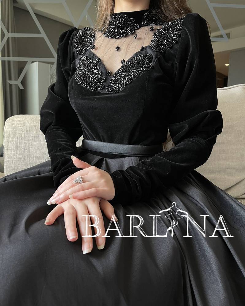 Black velvet dress with lobes