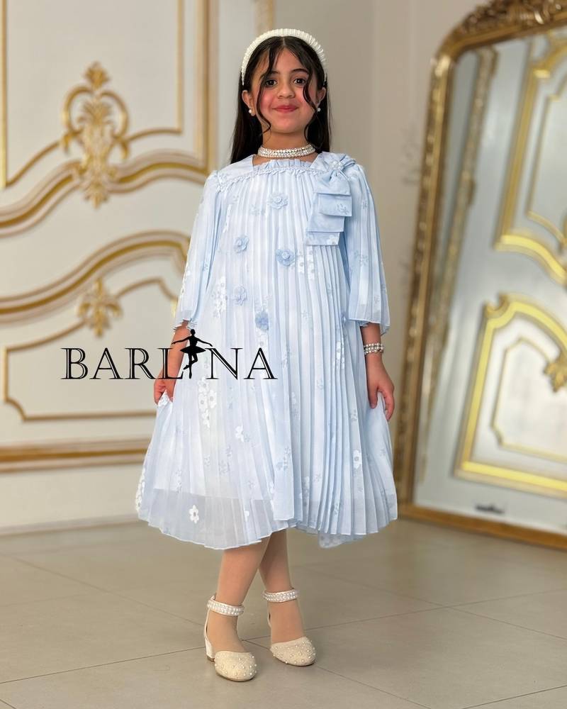 Girls' dress with pleats and a bow on the shoulder