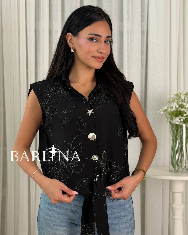 Elegant blouse with delicate details and front tie